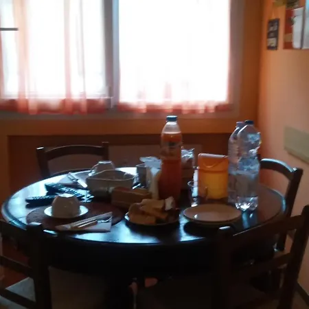 לינה וארוחת בוקר Orange House ורנה